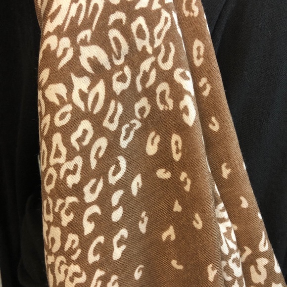 Large acrylic brown and white cheetah print scarf - Picture 3 of 6